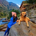 Shenaz Treasurywala Instagram - We are - in a relationship 😂😍 Who has been your friend and guide recently?? This was me, all set to run Travathon in my @asicsindia outfit and trail running shoes! Mr Gabbar ran the entire trail with me with his bare paws 🐾 and bushy tail guiding me the whole way. #travelwithshenaz #SoundMindSoundBody #travathon #shenaztribe Tirthan
