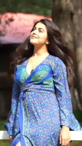 Shenaz Treasurywala Instagram - What's your current favourite romantic song? Do you know how to remix. If yes- Remix this reel of mine with your reactions. My favourite remixes will be in my stories on both my accounts. Dont forget to tag @travelhotelsmiles too!!! Thanks for helping me w the shoot @_wandererrrrr @farazbanday @tourismoutlook #travelwithshenaz #travelhotelsmiles #reelkarofeelkaro #reelitfeelit Location Kashmir ❤️