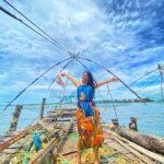 Shenaz Treasurywala Instagram - What are you fishing for today?? I'm fishing 🎣 for a heart ❤️ and to interact with you in the comments below 😃 This is called a Chinese Fishing 🎣 Net. Popular tourist attraction in Kochi. Can someone please tell me why it's called a chinese fishing net. #travelwithshenaz #kochidiaries #fishingnets #natureexploer Kochi, India
