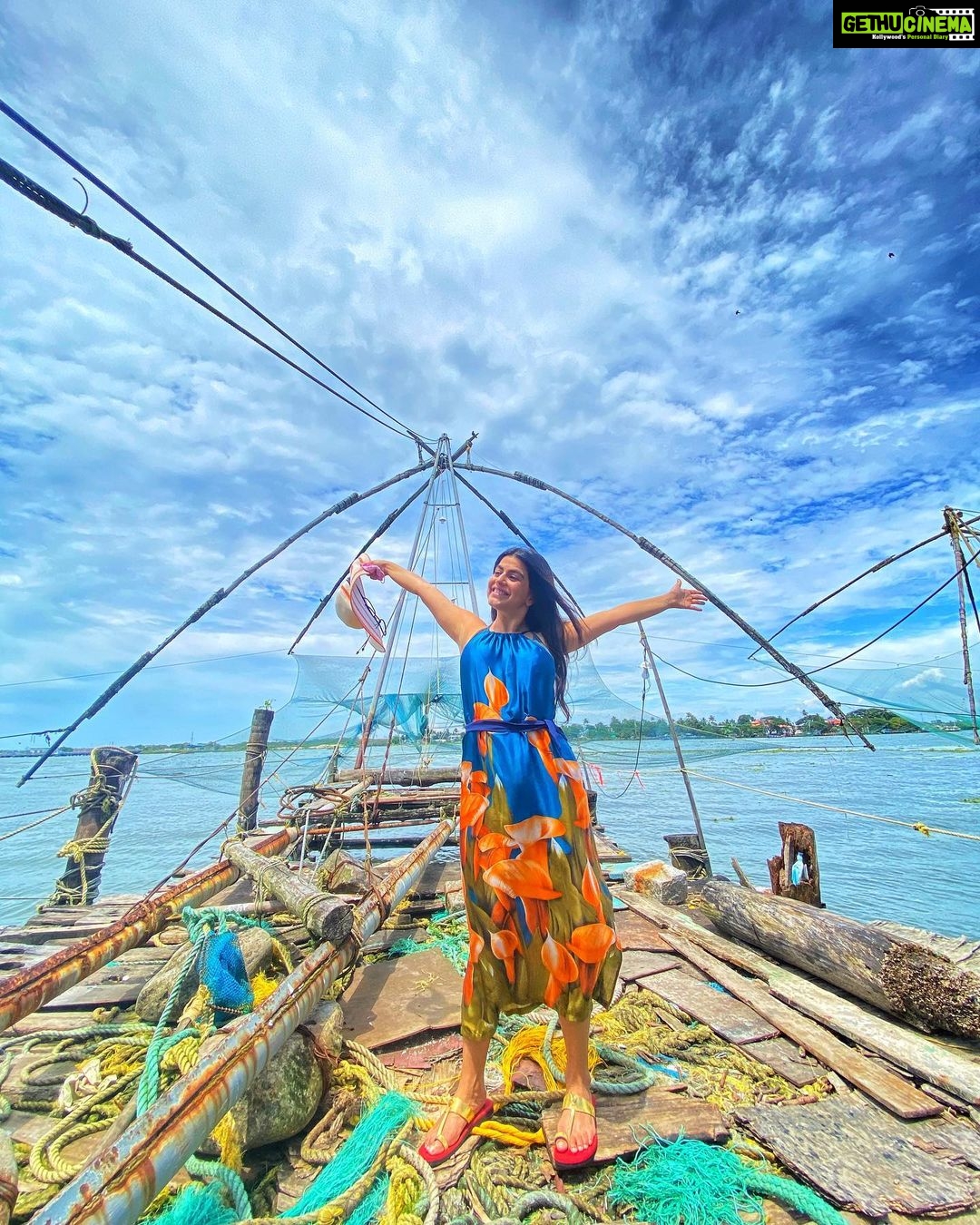 Shenaz Treasurywala Instagram - What are you fishing for today?? I'm fishing π£ for a heart β€οΈ and to interact with you in the comments below π This is called a Chinese Fishing π£ Net. Popular tourist attraction in Kochi. Can someone please tell me why it's called a chinese fishing net. #travelwithshenaz #kochidiaries #fishingnets #natureexploer Kochi, India