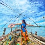 Shenaz Treasurywala Instagram - What are you fishing for today?? I'm fishing 🎣 for a heart ❤️ and to interact with you in the comments below 😃 This is called a Chinese Fishing 🎣 Net. Popular tourist attraction in Kochi. Can someone please tell me why it's called a chinese fishing net. #travelwithshenaz #kochidiaries #fishingnets #natureexploer Kochi, India
