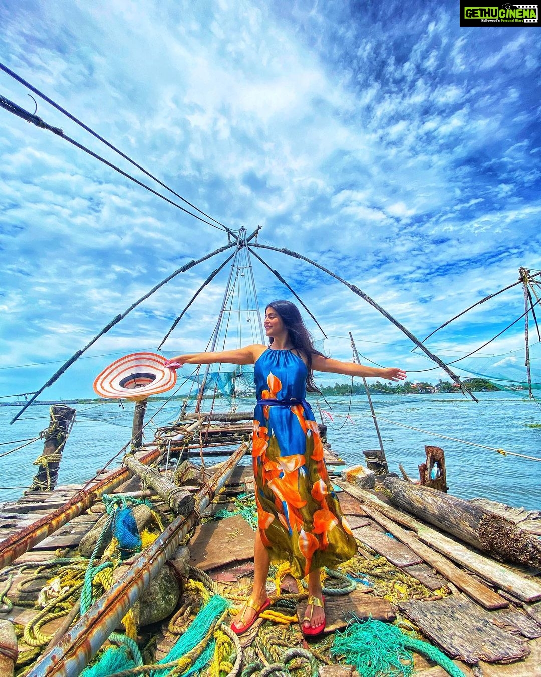Shenaz Treasurywala Instagram - What are you fishing for today?? I'm fishing π£ for a heart β€οΈ and to interact with you in the comments below π This is called a Chinese Fishing π£ Net. Popular tourist attraction in Kochi. Can someone please tell me why it's called a chinese fishing net. #travelwithshenaz #kochidiaries #fishingnets #natureexploer Kochi, India