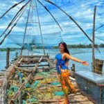 Shenaz Treasurywala Instagram - What are you fishing for today?? I'm fishing 🎣 for a heart ❤️ and to interact with you in the comments below 😃 This is called a Chinese Fishing 🎣 Net. Popular tourist attraction in Kochi. Can someone please tell me why it's called a chinese fishing net. #travelwithshenaz #kochidiaries #fishingnets #natureexploer Kochi, India