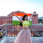 Shenaz Treasurywala Instagram - WHAT DO YOU LOVE ABOUT INDIA? And WHAT WOULD YOU LIKE TO CHANGE ABOUT INDIA? I ❤️ the WARMTH of our Indian people. The Variety of Food. The Stunning Landscape. Our Secularism. I love the Unity In Diversity. I hope we can stay this way ❤️ What I would like to change- Cleanliness Littering Roads Infrastructure Honking Population Racism #independenceday #reelitfeelit #travelwithshenaz #freedom