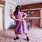 Shenaz Treasurywala Instagram - Who's style do you admire? Where in india or the world are the people the most fashionable person according to you? Do you have a friend who is always experimenting with fashion? Can you be fashionable without spending too much money? I have so many fashion questions 😂 Reply to any one ❣️ I stayed at Faridas hoemstay in Shillong for a few days and she was so sweet and hospitable. She dressed me up in this north eastern saree ❣️ @shariloum #jansem #reelkarofeelkaro #reelitfeelit #travelwithshenaz