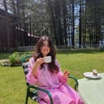 Shenaz Treasurywala Instagram – I’ve been getting some messages telling me to stop romanticising Kashmir. 
 What do you feel? Do you feel we as indians romanticise  Kashmir more than any other place in India? Why do you feel that is? 

 I am more excited to be here than any other place. My mom used to get so worried everytime I talked about visiting Kashmir. So I stayed away for  so long. A lot of us have been scared to come here. 

But the people of Kashmir are inviting you to their beautiful land!! They are the sweetest and so hospitable and so excited to have tourists. 

I can’t wait to edit the videos for you. Meanwhile you can get a glimpse on my stories.

By the way, 
I am in love with this hotel 
@welcomhotelpinenpeak ❤️

@farazbanday
@_wandererrrrr 
@tourismoutlook 
@welcomhotelpinenpeak 

#kashmir #travelwithshenaz #kashmirtourism #incredibleindia Phalgam Pine And Peak Hotel