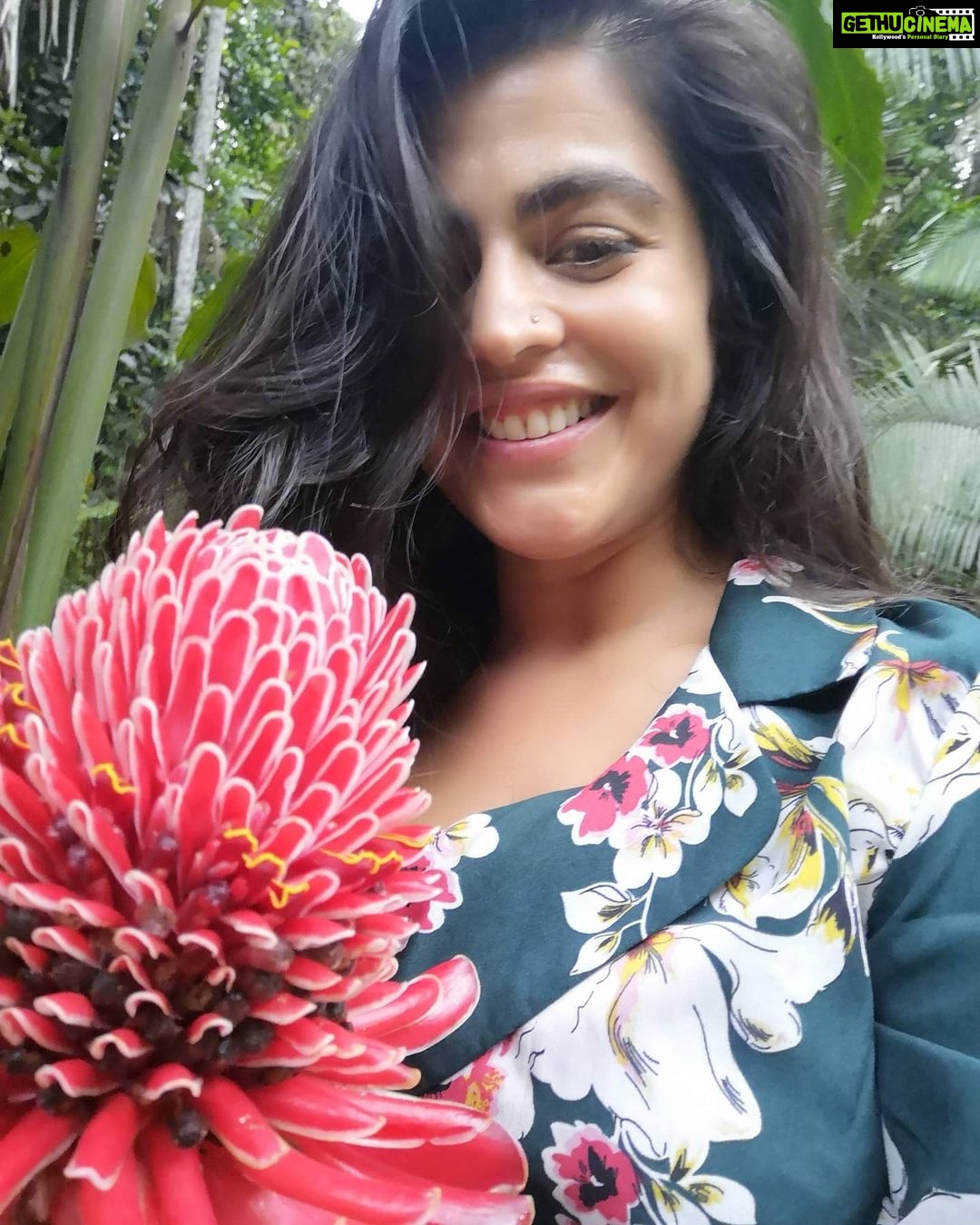 Shenaz Treasurywala Instagram - It's monsoon and nature is blooming!!! I want to know YOU ❣️ Answer any one - 1. What bollywood song comes to your mind in the rains? 2. What's your favourite snack in the rains? 3. Do you prefer long walks or long drives in the rain? 4. Can anyone tell me the name of this flower please? 5. Happy Father's day. My daddy taught me to love flowers. The tightest slap he ever gave me was for plucking a flower 🌺 He used to take pics of flowers and bees when we were kids and project the pics on a wall and make us watch them. He taught me to respect nature and trees and flowers . That they had feelings just like us. Thank you daddy!!! What valuable lesson has your dad taught you? #travelwithshenaz #monsoon #naturelovers #natureromance