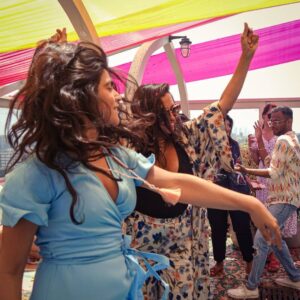 Shenaz Treasurywala Instagram - What did you do for Holi yesterday? I did -Nothing!! 😂
This was my Holi in 2020 just before lockdown. #happyholi #lastholi @sohohousemumbai 

Thanks @nipapaka_123 for these beautiful photos!!