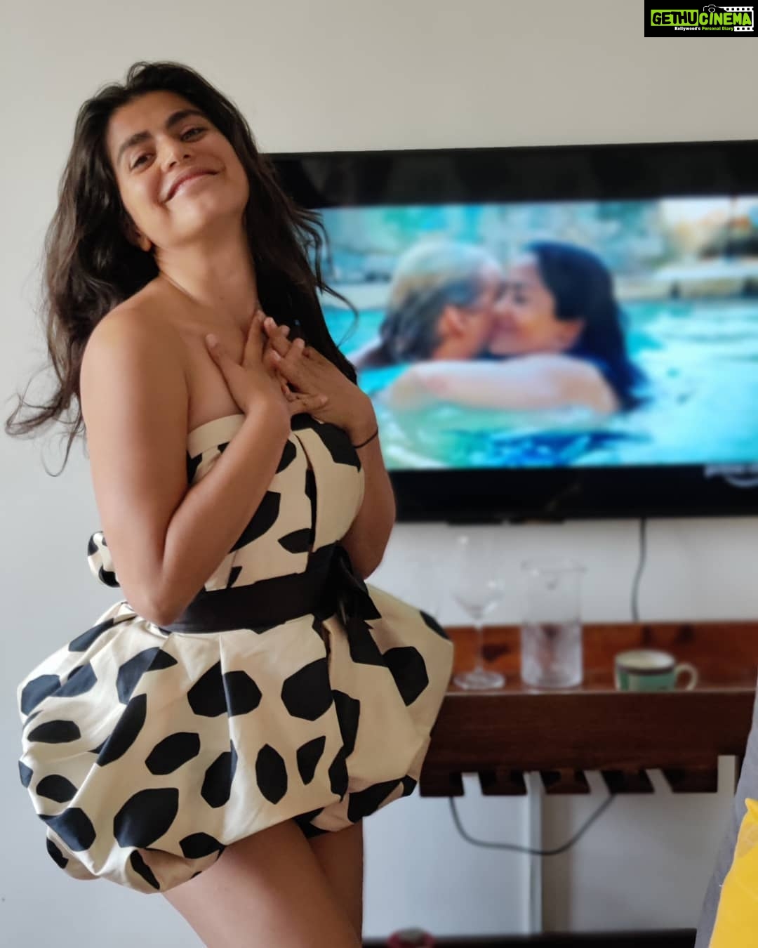 Shenaz Treasurywala Instagram - What's your current favourite romantic movie on @primevideoin ? I'm all dressed up to go out to brunch this Valentine's week but can't stop watching #BlissOnPrime. Think I have found my valentine's partner at home only #travelwithshenaz #travelhotelsmiles Dress @papadontpreachbyshubhika Mumbai, Maharashtra