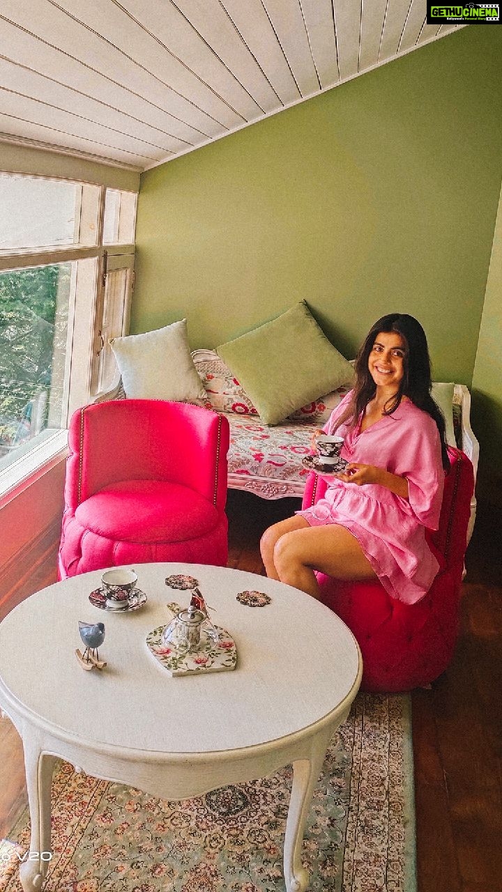 Shenaz Treasurywala Instagram - What's your mood at the end of every vacation? This is me every time the holiday ends. I drag my feet to leave so much, extend and keep extending everyday until I can't anymore and the hotel staff want to throw me out π PS If you're in a rush like me; #vivoV20SE you and your phone can be charged and ready to go by the time your coffee is done. #DelightEveryMoment with 33W Flash Charging. Location Dalhousie @elgin_hall #vivoV20 @vivo_india #delighteverymoment