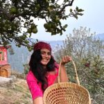 Shenaz Treasurywala Instagram – If you could pick money, good friends, amazing health or a passionate love from a tree which one would you pick?
Right now I’m happy picking apples 🍏 off @meenabaghhomes orchid 🌳 thanks Sanjay for a lovely time and for taking these great pictures, hope to be back soon!!!
I’m enjoying all my home stays in Himachal ❤️🙏🏾 making good friends – I think that’s my pick. #standwithtravel @standwithtravel