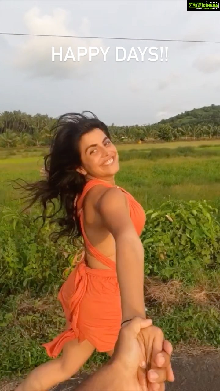Shenaz Treasurywala Instagram - What makes you happy? For me, it’s greenery and nature, delicious healthy food, interesting company, good laughs, great friends, sunsets and family! I also am happy when I do one creative thing a day that makes me feel productive and accomplished. Now you tell me. #mentalhealth #travelwithshenaz #travelhotelsmiles #reelitfeelit #reelsinstagram #travelreel
