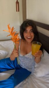 Shenaz Treasurywala Instagram - What’s the best service you’ve got from a hotel? If I had my own #travelwithshenaz chain of hotels, this is how I would take care of the guests ;) #travelwithshenaz #travelhotelsmiles @goproindia #reelitfeelit #travelreel #roomservice