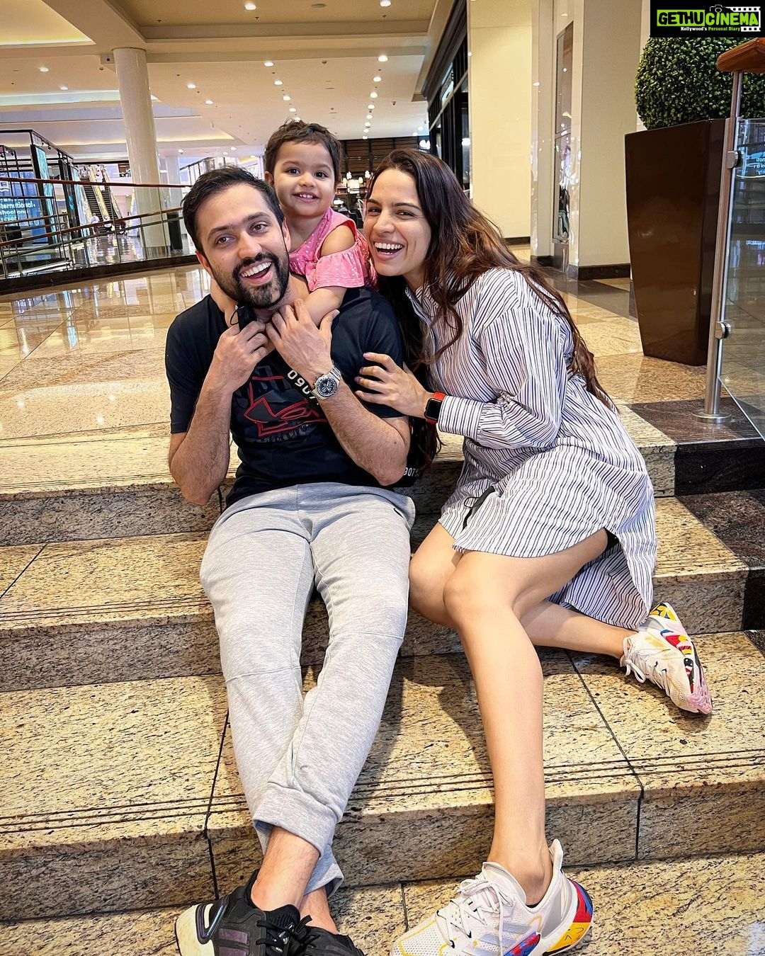 Shikha Singh Instagram - Lots of laughter & giggles ❤️ #happybirthday #happy #us #2 #alaynaturns2 #family #aquarium #dubai #happiness #gratitude #love #instagood #instagram #insta #blue #baby #babiesofinstagram #babygirl #cute #love #tourism #tour #memories #memoriesforlife #happytogether #mommy #daddy #motherdaughter #daddydaughter #daddyslittlegirl #timeflies