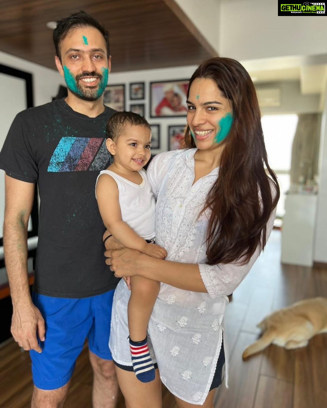Shikha Singh Instagram - Just the kind of love we want in life❤️❤️ P.S- Goku gave a rats ass in this pic (literally) 🤣 #holi #trending #trend #instagood #instagram #insta #instamood #instalike #instalove #photography #photo #photooftheday #baby #girl #babygirl #babystyle #mom #mommy #motherlove #motherdaughter #mommymakeover #mommyhood #actress #actorslife #actor #actorlife #acting #godisgood #bekind #god