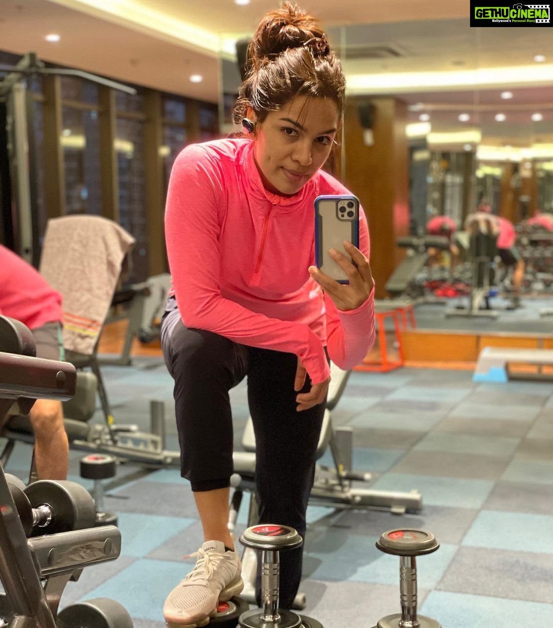 Shikha Singh Instagram - Rise n Shine & hit the gym b***#s π #fitness #fit #fitnessmotivation #fitnessmodel #fitmom #fitmommy #mom #mommy #mother #workout #gym #gymmotivation #gymgirls #gymgirl #gymgoals #fitnessaddict #fitfam #instagood #instagram #insta #trending #instaphoto #photography #photo #selfie #selflove #selfcare #sweatitout