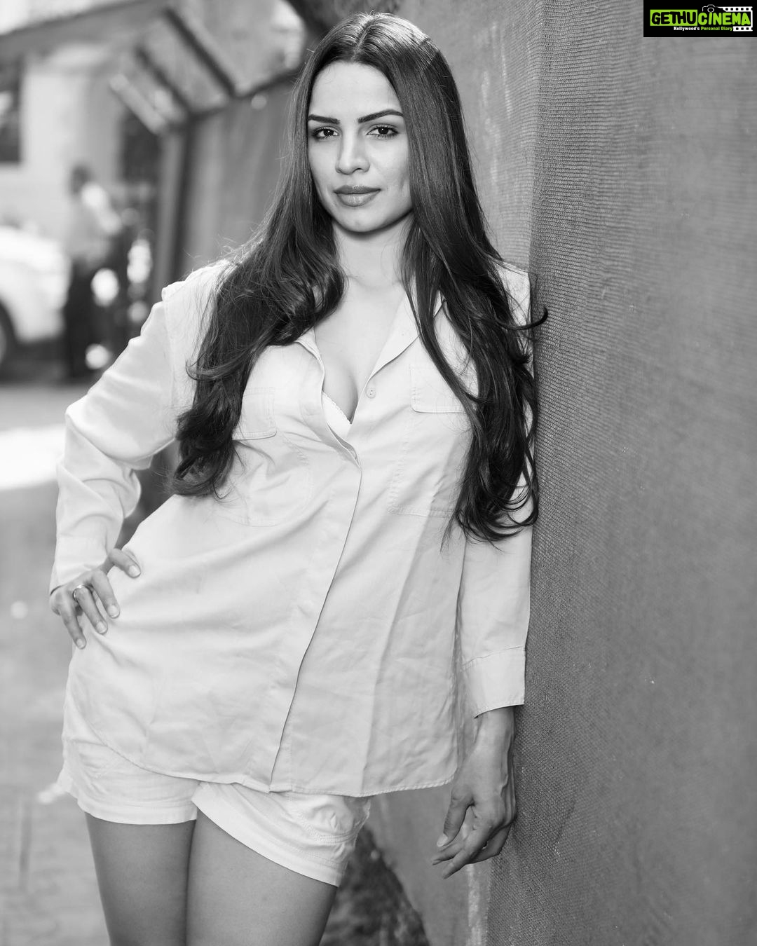 Shikha Singh Instagram - Today only happens once in a lifetime. Make the most of it !! #black #white #blackandwhite #love #instagram #instagramers #pic #picoftheday #pictureoftheday #wednesday #wednesdaymotivation ๐ธ @thereisnosuchthing1 @leo_0224_