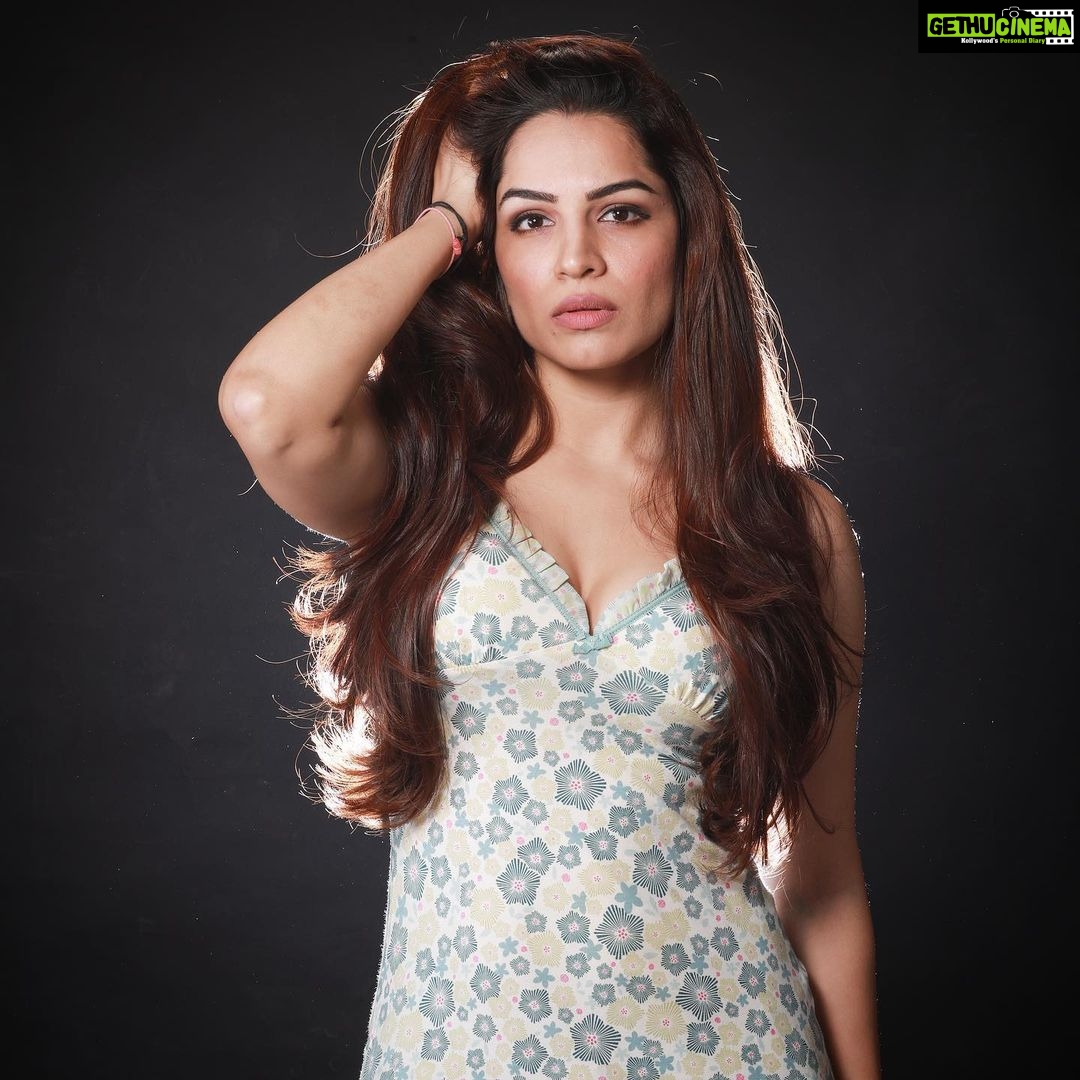 Shikha Singh Instagram - COVID +ve One thing I feared the most during this covid outbreak was - “How will it affect Alayna” I was scared then, I’m scared now. I’m Covid+ve but thankfully everyone around in family is negative & I immediately isolated myself the moment I got fever & chills. It’s been 36hrs I haven’t seen or met @alaynasinghshah & my heart aches to hold her, smell her & be with her. But I know I have to control my emotions for her good & I shall. My struggles- obviously the body aches, headache, fever, cough & all on one side but the main struggle is cos i was still breastfeeding her, she misses that comfort of soothing while going to sleep. Kudos to @car_run & Puja(Al’s Didi) to handling her so well that she is just busy in her routine. Im pumping my milk & giving that to her as advised by our doctor as my milk will contain anti bodies for her (not a carrier of covid). It’s a very tough time for us as a family but im still thankful to God that we are able to fight this out together & Alayna is safe. For me it’s more of a mental fight to be away from my baby for such a long time for the first time but we shall overcome this too! More strength to everyone around fighting covid & hope you all recover soon! Love & strength. #fightingcovid19 #covid_19 #covid #positive