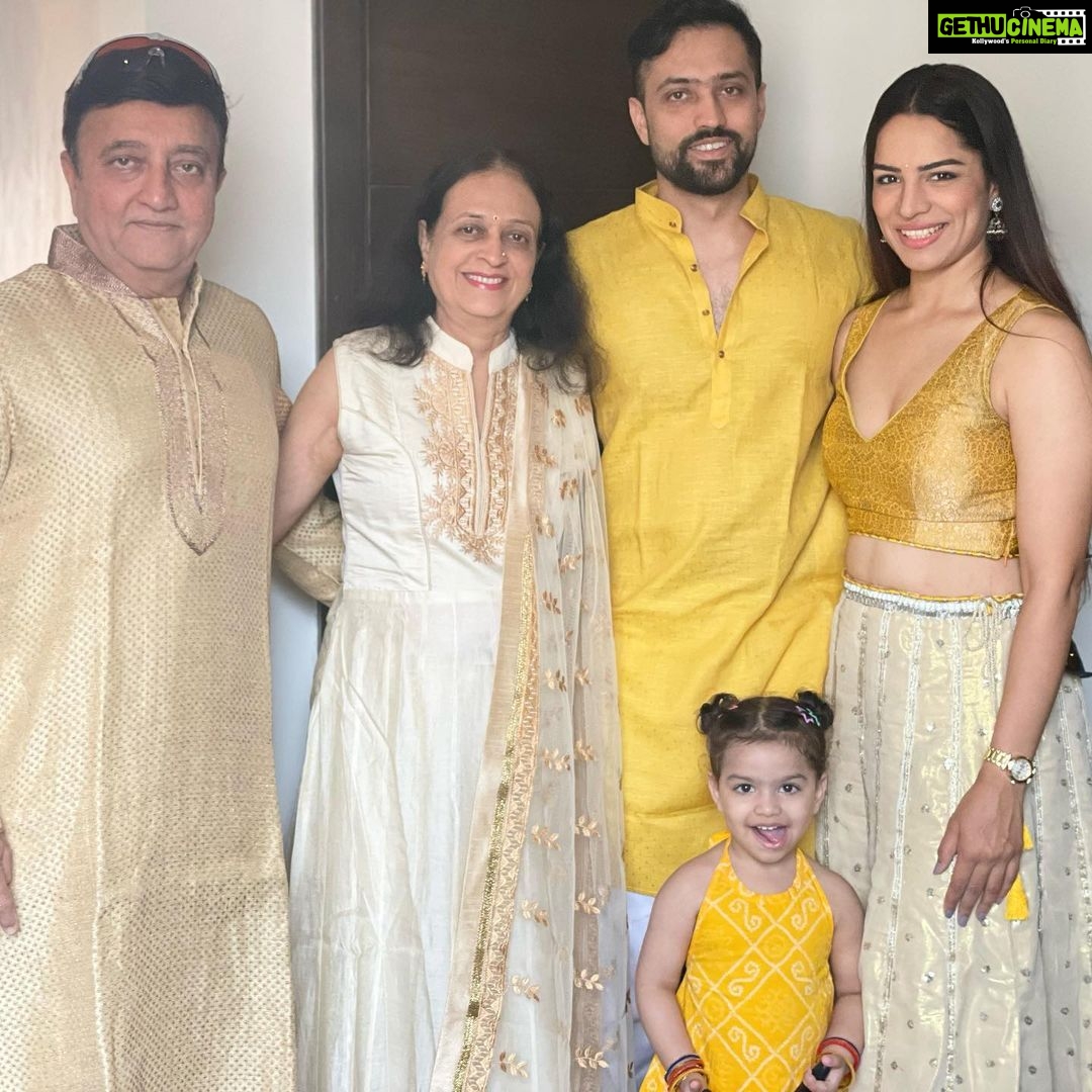 Shikha Singh Instagram - Just US enjoying a family function πβ€οΈ #AddykiAish #shahs #family #us #haldiceremony #wedding #india #indian #instagram #insta #yellow #happy #happyfamily #blessed #thankyou #love #laugh #live