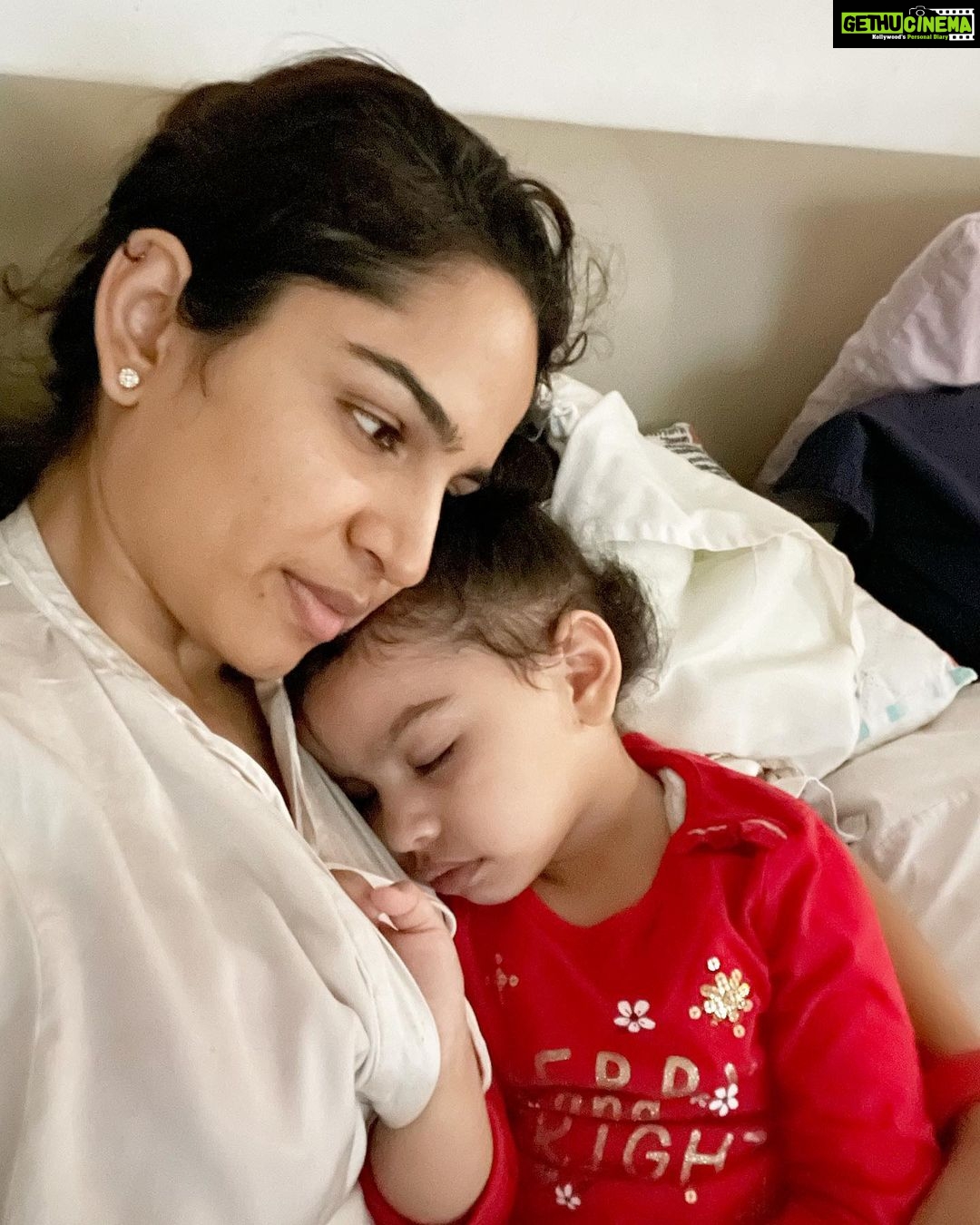 Shikha Singh Instagram - Whatever happens - “Ninu mamma hi karayegi” ❤️ Sometimes the kid doesnt need us but unknowingly we need the kid & that’s therapeutic. Thank you for that @alaynasinghshah 🙏🏻 #us #baby #babygirl #babiesofinstagram #cute #cutebaby #blessed #grateful #motherlove #motherdaughter #mom #mommy #momlove #daughter #daughterlove #thankyou