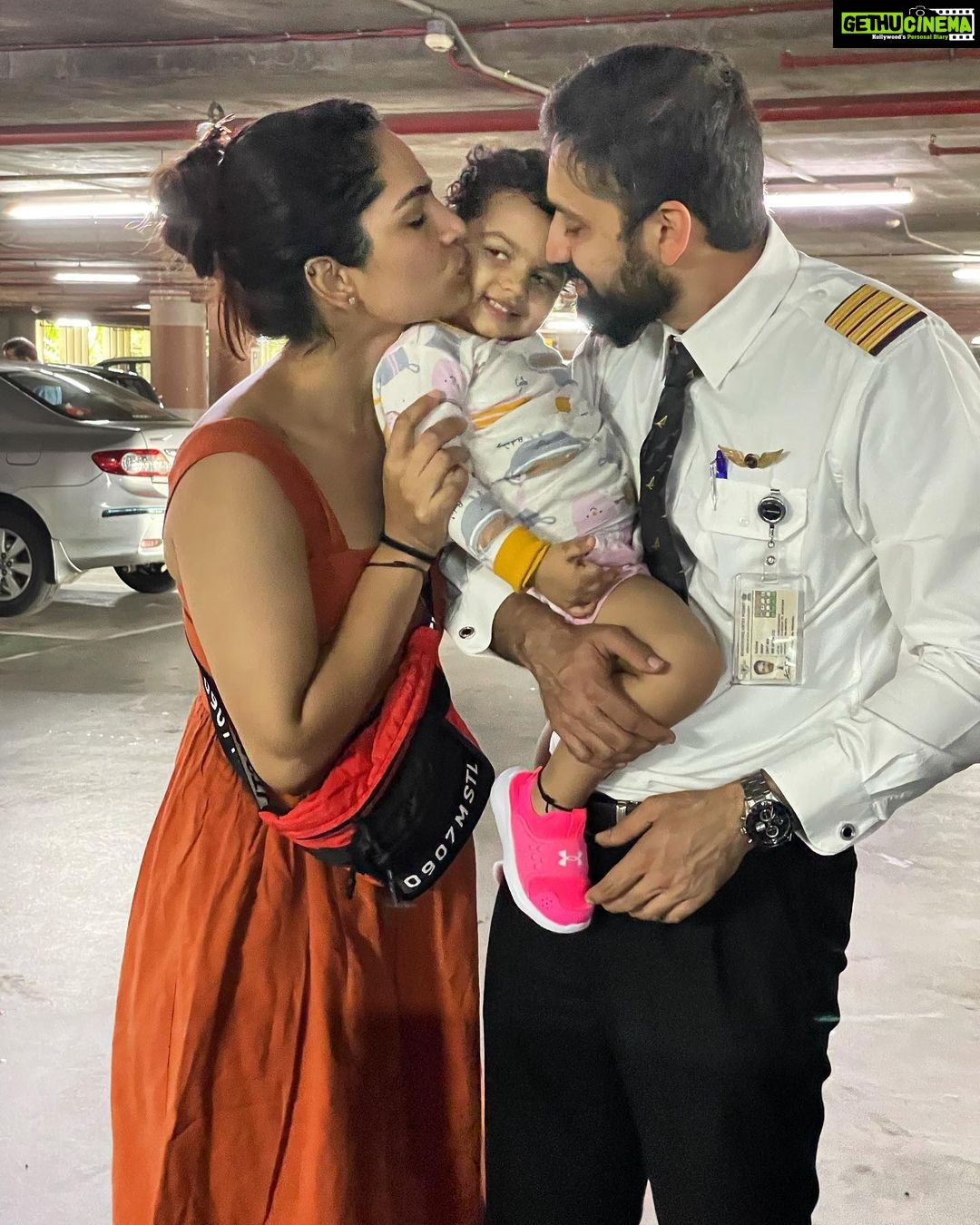 Shikha Singh Instagram - Just a normal day surprising Papa at the airport ❤️ #us #family #blessed #grateful #pilot #pilotlife #wife #husbandandwife #baby #girl #babygirl #babiesofinstagram #babies #girls #love #surprise #surprisevisit #papa #papakipari