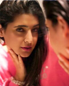 Shiny Dixit Instagram - I know my worth so , no discounts.
You like me so , stay.
You don’t like me so , leave .
Just don’t play .
📸 @sumitnehra009
.
.
.
.
.
.
.
.
.
.
.
.
.
.
.
.
#lovetotravel #lovetogetclicked #instalike #instagram #love #guruji #god #blessings