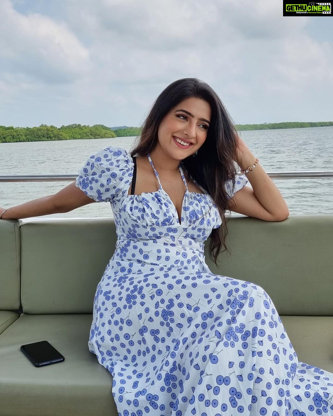 Shiny Dixit Instagram - You realise the power of universe when you give love and you believe in just loving this beautiful universe !!!! I love you and yes you are , all of you are , everything is a part of this universe , so I love you all ! Thankyou ❤️❤️❤️❤️❤️❤️❤️ . . . . . . . . . . . . . . . #lovestory #lifestyle #universe #loveyourself #universe #beach #bestfriends #instagram #instagood #instadaily #instafashion #love