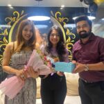 Shiny Dixit Instagram - Congratulations ♥️☺️ @trendzsalonrajouri on completing 5 years !!!! And I’m very grateful that you invited me over to become a part of your celebration . Lovely staff and amazing hospitality!!!! Guys do visit this amazing salon !! Thanks a lot @meghajgoyal ♥️✔️ @ishpuneet95 Trendz Salon Rajouri Garden