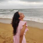 Shiny Dixit Instagram - Grateful for every detailing of life and grateful that I could value the smallest things around me .... so very grateful ♥️♥️♥️♥️🙏🙏🙏🙏 Picture credit @dr.yuvraj_singh Goa Beach