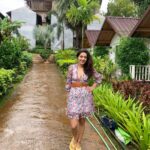 Shiny Dixit Instagram - Le jayein jaane kaha hawayein !!!! Le jayein jaane kaha , na mujhko khabar , na tujh ko pata !!!! ♥️♥️♥️♥️♥️♥️♥️ Styled by @anushadixit ♥️♥️ White Wood Resort