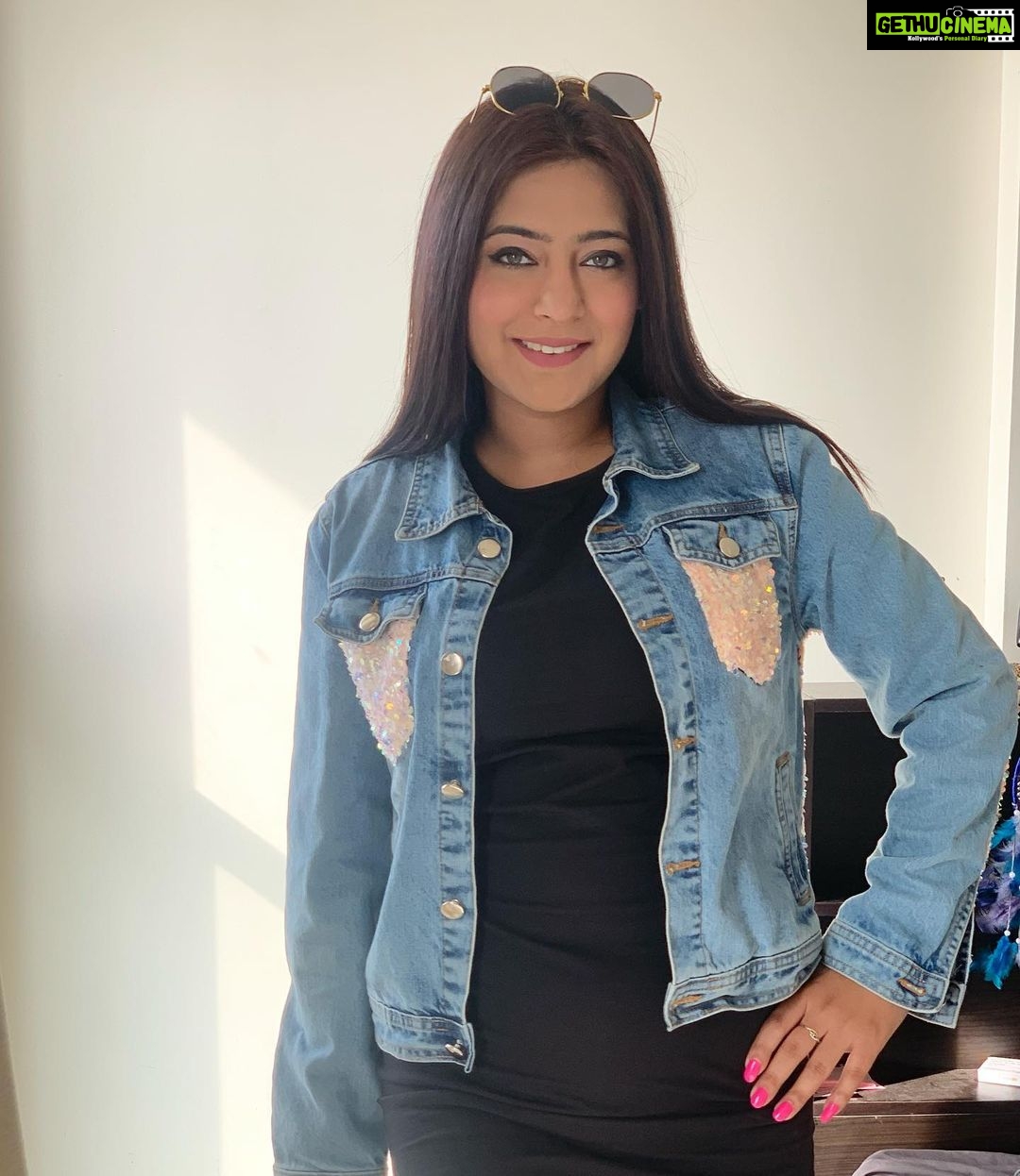 Shiny Dixit Instagram - WHEN THERE IS MAGIC , THERE IS NO LOGIC- MY way of living life . Loved it ! Loved it ! Completely loved this customised shiny denim jacket from @avalipt_studio Thank you so much ! Asap grab yours 😍😍