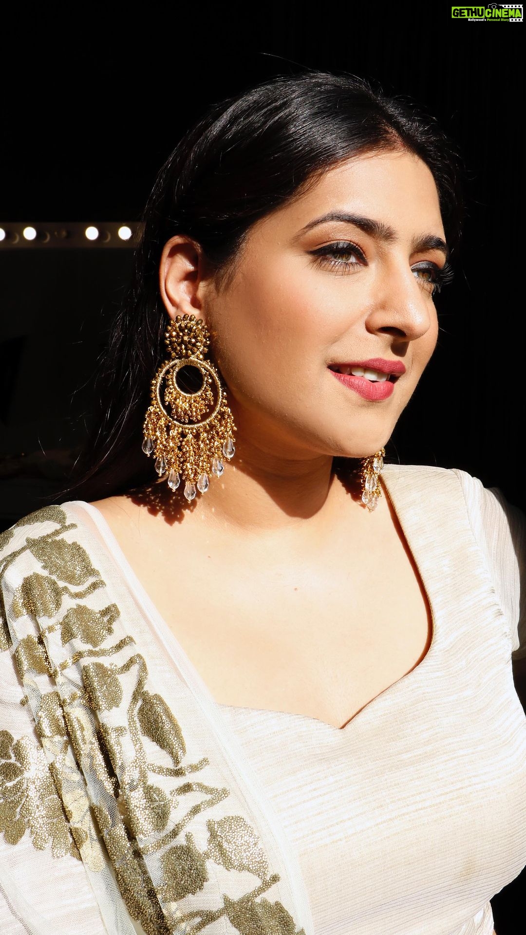 Shiny Dixit Instagram - Make the day extra special with beautiful statement earrings that amp up your look in an instant! #vaidaan #vaidaanjewellery #statementearrings #traditionalearrings #weddingjewellery #mehendijewellery #haldijewellery #indianweddingfashion #indianjewellery #indiandesigner #indianbrand #goldearrings #chandbali #longearrings