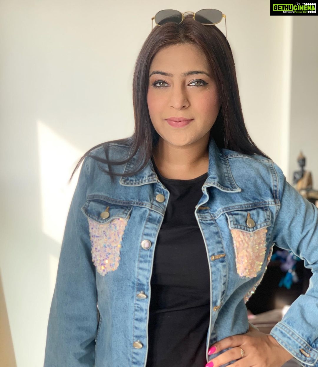Shiny Dixit Instagram - WHEN THERE IS MAGIC , THERE IS NO LOGIC- MY way of living life . Loved it ! Loved it ! Completely loved this customised shiny denim jacket from @avalipt_studio Thank you so much ! Asap grab yours 😍😍