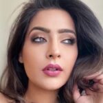 Shiny Dixit Instagram - Ek Umeed baar baar aakar Apne tukde talash karti hai ....