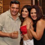 Shiny Doshi Instagram – We work hard and party harder 🥂
#pandyastore #600episodes
