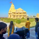 Shiny Doshi Instagram - Aaj pandya store ne 600 episodes pure kiya. Aaj ye pictures dekhke saari yaadein taaza hogayi. Pehla din shoot ka, pehla shot aur somnaath mandir mein. Aaj somnaath baba ke saamne khade Hokar bus ek dua maangi thi, ke pandya store aur main dono tere bharose, tu lejana ise uchai par. Aaj dil se unka shukriyada karti hu🙏 aur aap sabhi ka, jinhone ise itna pyaar diya. Thankyou for loving pandya store ❤️ #600episodes and many more to go🥳 #pandyastore Somnath Temple, Gujarat
