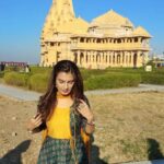 Shiny Doshi Instagram - Aaj pandya store ne 600 episodes pure kiya. Aaj ye pictures dekhke saari yaadein taaza hogayi. Pehla din shoot ka, pehla shot aur somnaath mandir mein. Aaj somnaath baba ke saamne khade Hokar bus ek dua maangi thi, ke pandya store aur main dono tere bharose, tu lejana ise uchai par. Aaj dil se unka shukriyada karti hu🙏 aur aap sabhi ka, jinhone ise itna pyaar diya. Thankyou for loving pandya store ❤️ #600episodes and many more to go🥳 #pandyastore Somnath Temple, Gujarat