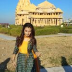 Shiny Doshi Instagram - Aaj pandya store ne 600 episodes pure kiya. Aaj ye pictures dekhke saari yaadein taaza hogayi. Pehla din shoot ka, pehla shot aur somnaath mandir mein. Aaj somnaath baba ke saamne khade Hokar bus ek dua maangi thi, ke pandya store aur main dono tere bharose, tu lejana ise uchai par. Aaj dil se unka shukriyada karti hu🙏 aur aap sabhi ka, jinhone ise itna pyaar diya. Thankyou for loving pandya store ❤️ #600episodes and many more to go🥳 #pandyastore Somnath Temple, Gujarat