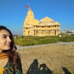 Shiny Doshi Instagram - Aaj pandya store ne 600 episodes pure kiya. Aaj ye pictures dekhke saari yaadein taaza hogayi. Pehla din shoot ka, pehla shot aur somnaath mandir mein. Aaj somnaath baba ke saamne khade Hokar bus ek dua maangi thi, ke pandya store aur main dono tere bharose, tu lejana ise uchai par. Aaj dil se unka shukriyada karti hu🙏 aur aap sabhi ka, jinhone ise itna pyaar diya. Thankyou for loving pandya store ❤️ #600episodes and many more to go🥳 #pandyastore Somnath Temple, Gujarat