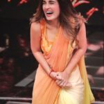 Shiny Doshi Instagram - Watch me sizzle the stage tonight on #ravivaarwithstarparivaar 8pm only on @starplus Styled by @harshalds #dhara #pandyastore #ravivaarwithstarparivaar #sushmitasen #myfav #song #grateful #gratitude #instalove #instalike #instalife Dadasaheb Phalke Chitranagari FILMCITY Goregaon East Mumbai