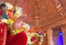 Shiny Doshi Instagram - Thank you bappa for giving me everything that I asked for. Being born on your day is a blessing for life. What an auspicious start of Ganesh chaturthi and thank you for the darshan today 🙏 #lalbaughcharaja ❤️ Happy Ganesh chaturthi 🙏 At Lalbaugcha Raja