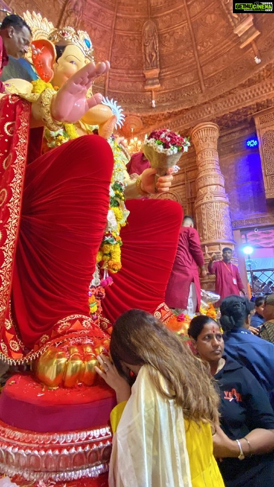 Shiny Doshi Instagram - Thank you bappa for giving me everything that I asked for. Being born on your day is a blessing for life. What an auspicious start of Ganesh chaturthi and thank you for the darshan today 🙏 #lalbaughcharaja ❤️ Happy Ganesh chaturthi 🙏 At Lalbaugcha Raja