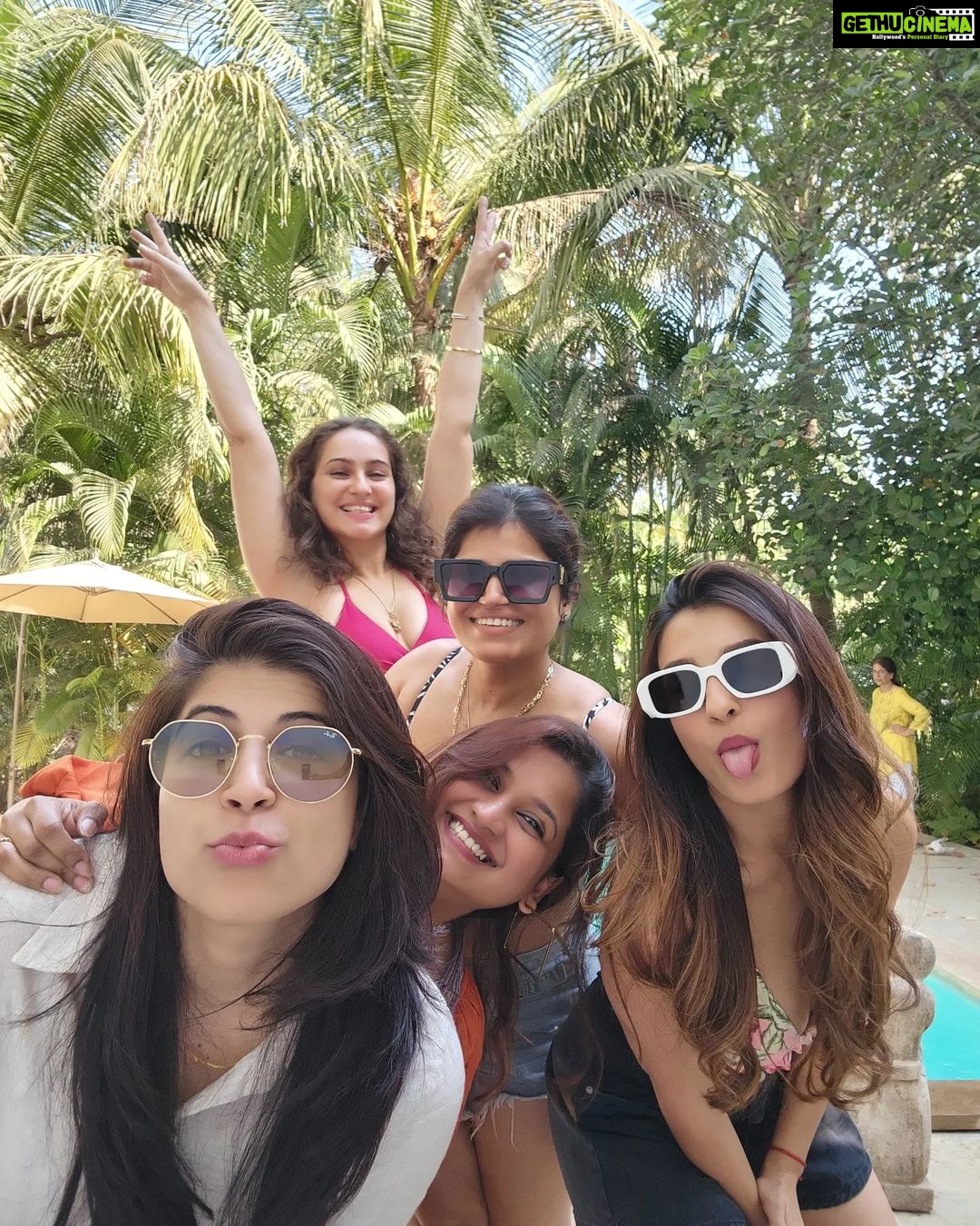 Shiny Doshi Instagram - We're celebrating my best friends birthday with my fav people. And we're doing it in style 😎 🥳❤️ Happy birthday @nidhikurda 🤗😘 #myconstant #birthday #celebration #birthdaygirl #alibaug #dairies #happy #faces #dayout #us Alibaugh