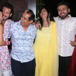 Shiny Doshi Instagram - May there be light in your life. Hum sabki taraf se aap sabhi ko Happy diwali ✨️ #khairajani #diwali #love #light #festivevibes #famjam #partytime Home Sweet Home