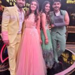 Shiny Doshi Instagram - All Happy faces 😍 #ravivaarwithstarparivaar #pandyastore #happyus #famjam #gaura #shivi #love #romance #instalove Dadasaheb Phalke Chitranagari FILMCITY Goregaon East Mumbai