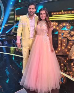 Shiny Doshi Instagram - Watch us spreading love on raviwaar with star pariwar, tomorrow only @starplus 8pm ❤️ 

#gaura #dhara #gombi 
#ravivaarwithstarparivaar #romantic #love #magical #winner #starplus #couplegoals #funtimes #shinydoshi