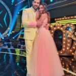 Shiny Doshi Instagram - Watch us spreading love on raviwaar with star pariwar, tomorrow only @starplus 8pm ❤️ #gaura #dhara #gombi #ravivaarwithstarparivaar #romantic #love #magical #winner #starplus #couplegoals #funtimes #shinydoshi Dadasaheb Phalke Chitranagari FILMCITY Goregaon East Mumbai