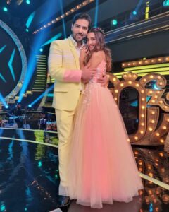 Shiny Doshi Instagram - Watch us spreading love on raviwaar with star pariwar, tomorrow only @starplus 8pm ❤️ 

#gaura #dhara #gombi 
#ravivaarwithstarparivaar #romantic #love #magical #winner #starplus #couplegoals #funtimes #shinydoshi
