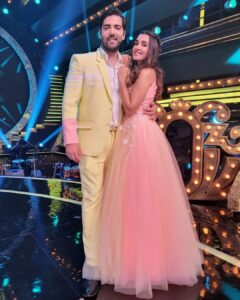 Shiny Doshi Instagram - Watch us spreading love on raviwaar with star pariwar, tomorrow only @starplus 8pm ❤️ 

#gaura #dhara #gombi 
#ravivaarwithstarparivaar #romantic #love #magical #winner #starplus #couplegoals #funtimes #shinydoshi