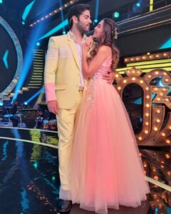 Shiny Doshi Instagram - Watch us spreading love on raviwaar with star pariwar, tomorrow only @starplus 8pm ❤️ 

#gaura #dhara #gombi 
#ravivaarwithstarparivaar #romantic #love #magical #winner #starplus #couplegoals #funtimes #shinydoshi